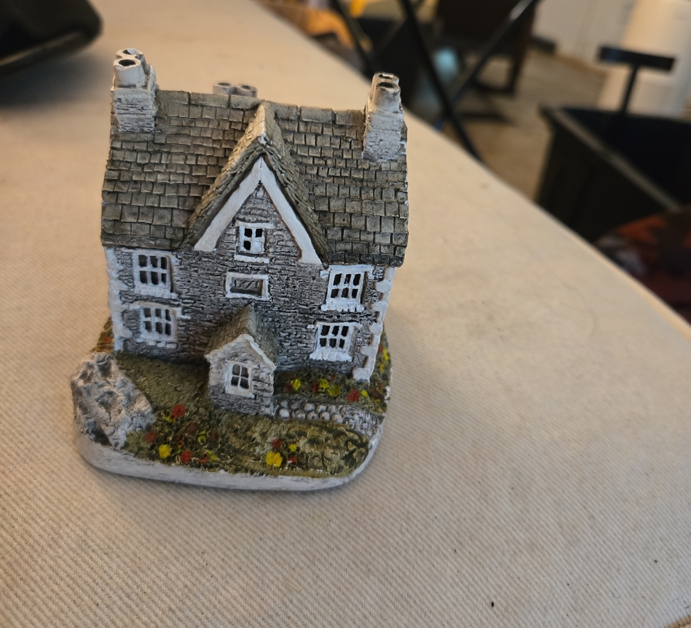 Charming‎ Stone Cottage Figurine